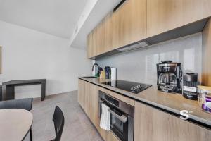 Luxe & Chic 1-BR - Private Balcony & Sea View