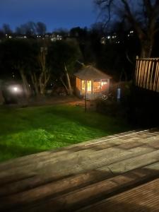 Small Private Guest cabin in lush green Dean area of Edinburgh