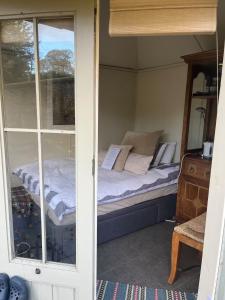 Small Private Guest cabin in lush green Dean area of Edinburgh
