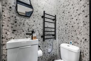 Beautifully Designed Studio with Full Kitchen