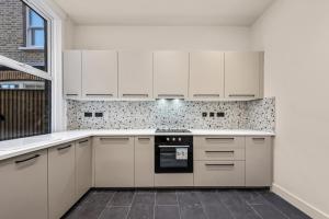 Beautifully Designed Studio with Full Kitchen