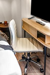 Beautifully Designed Studio with Full Kitchen