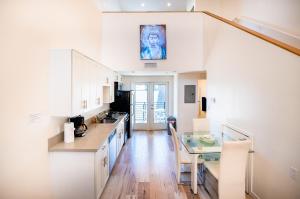 Modern One Bedroom Loft With Dining Area & Parking