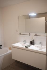Stylish 1BR duplex met lift en balkon nabij Zuid met Gratis Parking