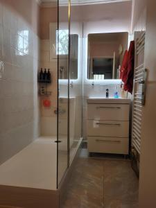 Maison dhôte Spacieuse - 1er étage tout équipé - chambre 1 sur 2 - 1 chance sur 2 dêtre tout seul