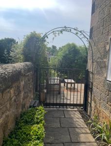 Small Private Guest cabin in lush green Dean area of Edinburgh