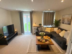 Sleeps8-FamilyFriendly-FreeParking-30MinToHeathrow