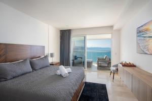 Harbor 171 with Amazing View of the Ocean, Beach and Pool