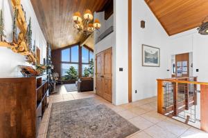 Luxury Lakeview Retreat