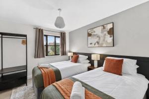 Detached House - Prime Location - Free Parking, Fast Wifi and Smart TVs with Sky TV and Netflix by Yoko Property