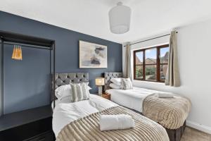 Detached House - Prime Location - Free Parking, Fast Wifi and Smart TVs with Sky TV and Netflix by Yoko Property