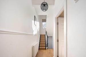 10 Mins Walk to The Oval, The Kennington Retreat