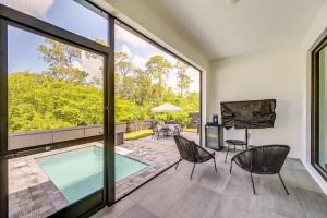 3 Mi to Naples Beach: Chic Group Getaway w Pools!