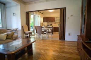 Apartman Helena 2 Prostrani apartman s 2 spavaće sobe,2 kupaonice ,terasa i parking