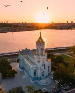 Newly-renovated apartment 3-BR, LR, 2 AC