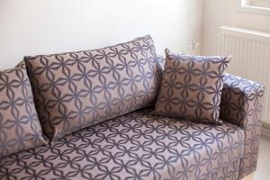 Newly-renovated apartment 3-BR, LR, 2 AC