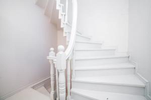 Newly-renovated apartment 3-BR, LR, 2 AC