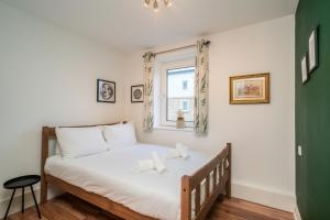 Charming 2BR w Balcony & Free Parking - Pass the Keys