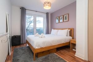 Charming 2BR w Balcony & Free Parking - Pass the Keys