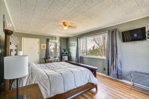 Stay on the Strip! Lake Ozark Gem with Pool Access