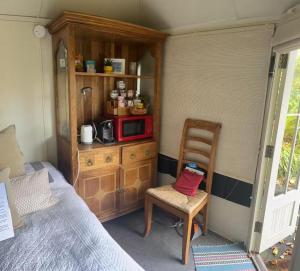 Small Private Guest cabin in lush green Dean area of Edinburgh