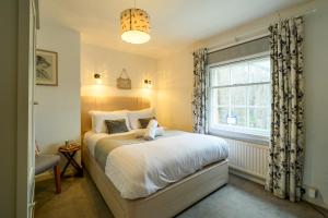 Charming 2-Bed Townhouse with Parking, Near Centre - Pass the Keys