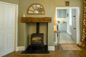 Charming 2-Bed Townhouse with Parking, Near Centre - Pass the Keys