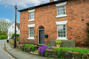 Charming 2-Bed Townhouse with Parking, Near Centre - Pass the Keys