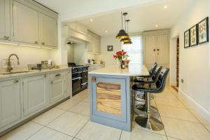 Charming 2-Bed Townhouse with Parking, Near Centre - Pass the Keys