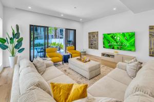 Two Townhouses Heated Pools Centrally Located Malibu Key