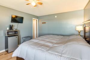 Bagnell Strip Adventure Hub with Patio and Lake Views