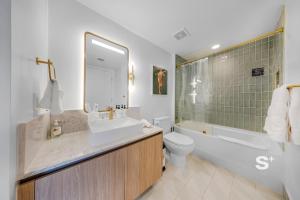 43rd-Floor Skyline Suite - Epic Views, Pool - Gym