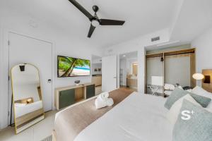 43rd-Floor Skyline Suite - Epic Views, Pool - Gym