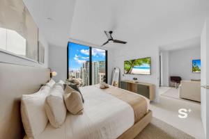 43rd-Floor Skyline Suite - Epic Views, Pool - Gym