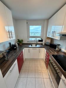 Big City Apartment Flugfeld, Balkon, bis 8 Personen, 3 Schlafzimmer mit Smart TVs, 1 Parkplatz, 2 Min zum Bahnhof