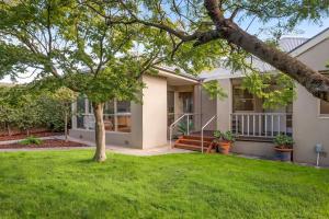 Meet Me at Maple Dual Living Sleeps 11 Spa Newtown