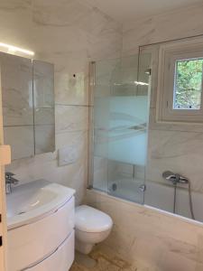 Room in the villa, prive toilets and sink, 7 minutes walking to the airport