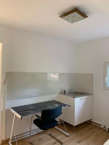 Room in the villa, prive toilets and sink, 7 minutes walking to the airport