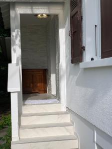 Room in the villa, prive toilets and sink, 7 minutes walking to the airport