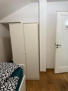 Room in the villa, prive toilets and sink, 7 minutes walking to the airport