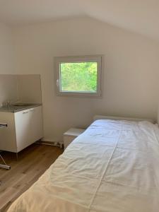 Room in the villa, prive toilets and sink, 7 minutes walking to the airport