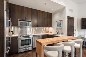 Center of Aspen 1 BR - AC Sundeck Hot-Tub 208