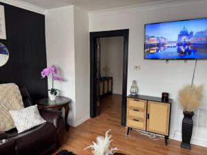 Cozy Chicago 3bd Apt - free parking & fast WiFi!