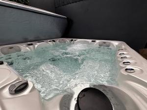 Semi Detached City Retreat - Jacuzzi - Pool Table - Driveway Parking