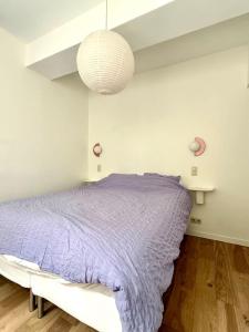 2 bedrooms - baby crib & furnished terrace in Brussels