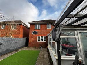 Semi Detached City Retreat - Jacuzzi - Pool Table - Driveway Parking