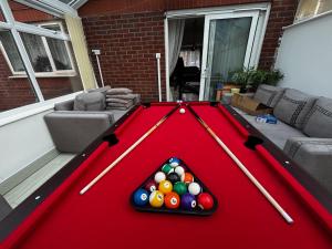 Semi Detached City Retreat - Jacuzzi - Pool Table - Driveway Parking
