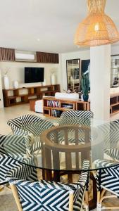 Beautiful condo 2bed, 3bath, pools and city views!