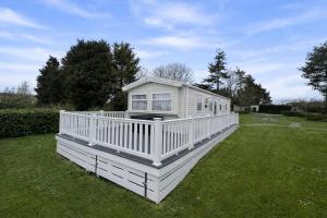 Beautiful 6 Berth Caravan With Decking In Norfolk Ref 89001Mv