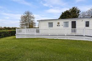 Beautiful 6 Berth Caravan With Decking In Norfolk Ref 89001Mv